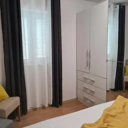 Lovely Branko With Balcony And Parking غاباس