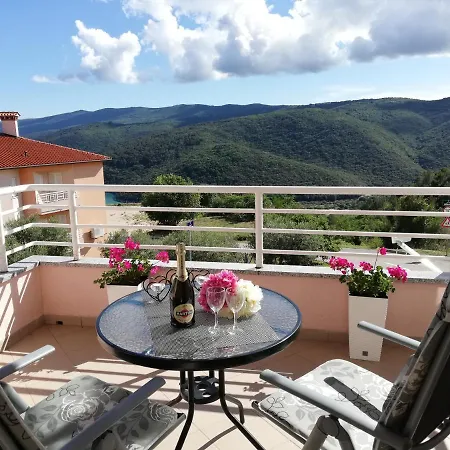 Lovely Branko With Balcony And Parking غاباس
